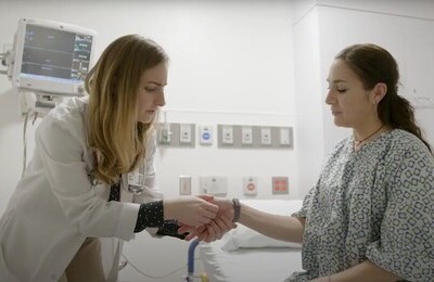 Кодирование Аквилонг в Николаевске-на-Амуре Врач держит пациентку за руку