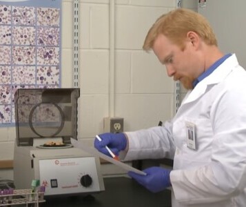 Клиника лечения наркозависимости в Николаевске-на-Амуре Врач в кабинете клиники