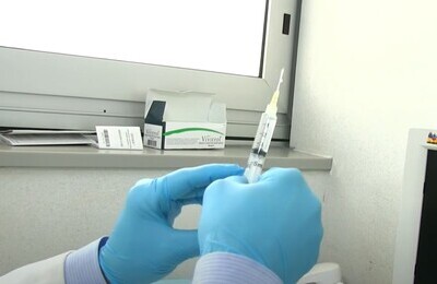 Проведение кодирования Вивитролом в Николаевске-на-Амуре Шприц с Вивитролом в руках у врача